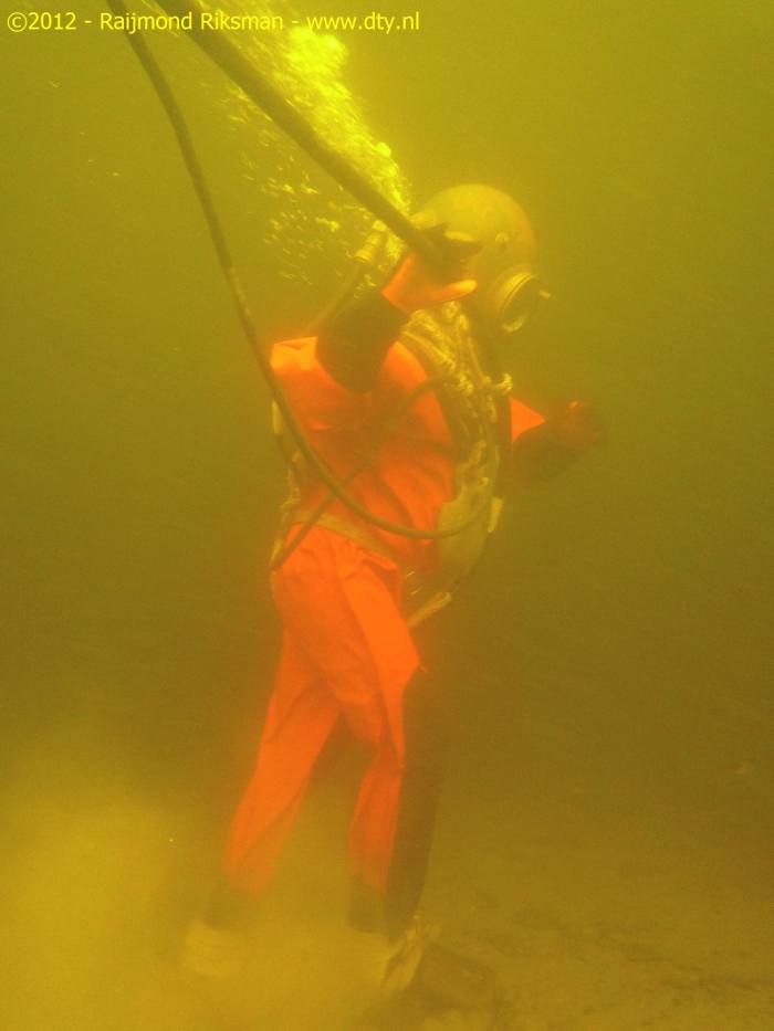 De helmduiker van DuikTeam IJmond onder water 